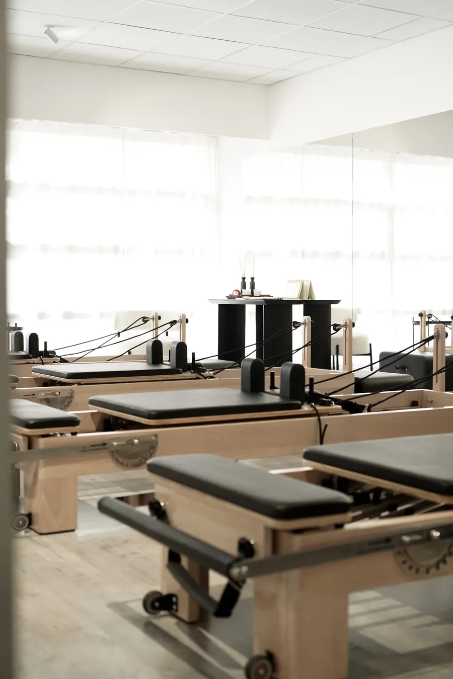 Reformers de madera alineados en la sala de MOVE Pilates Boutique