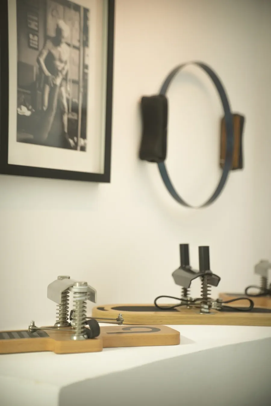 Aro de Pilates colgado sobre el reformer junto a una fotografía en blanco y negro