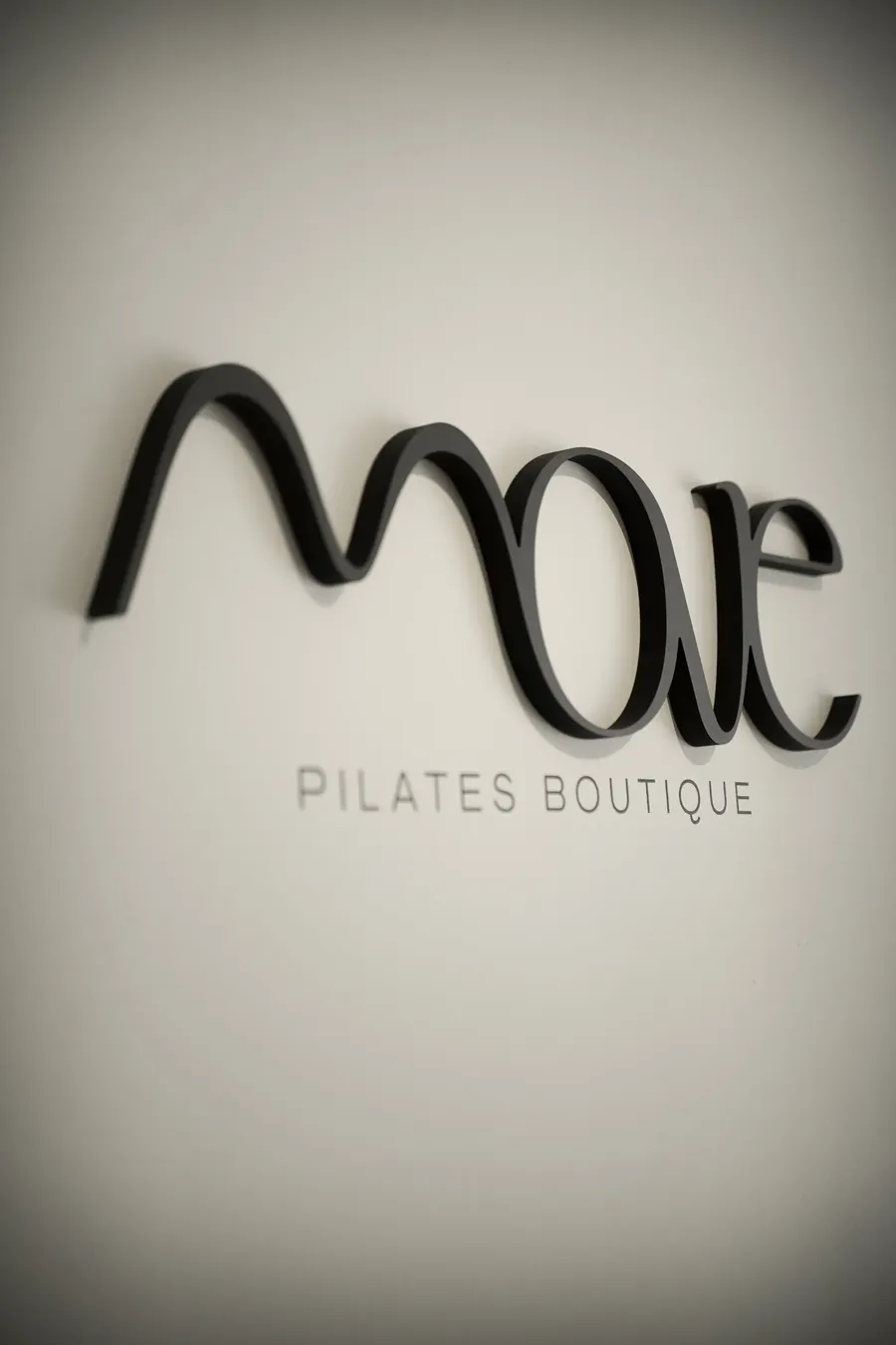 Logotipo de MOVE Pilates Boutique en la pared del estudio